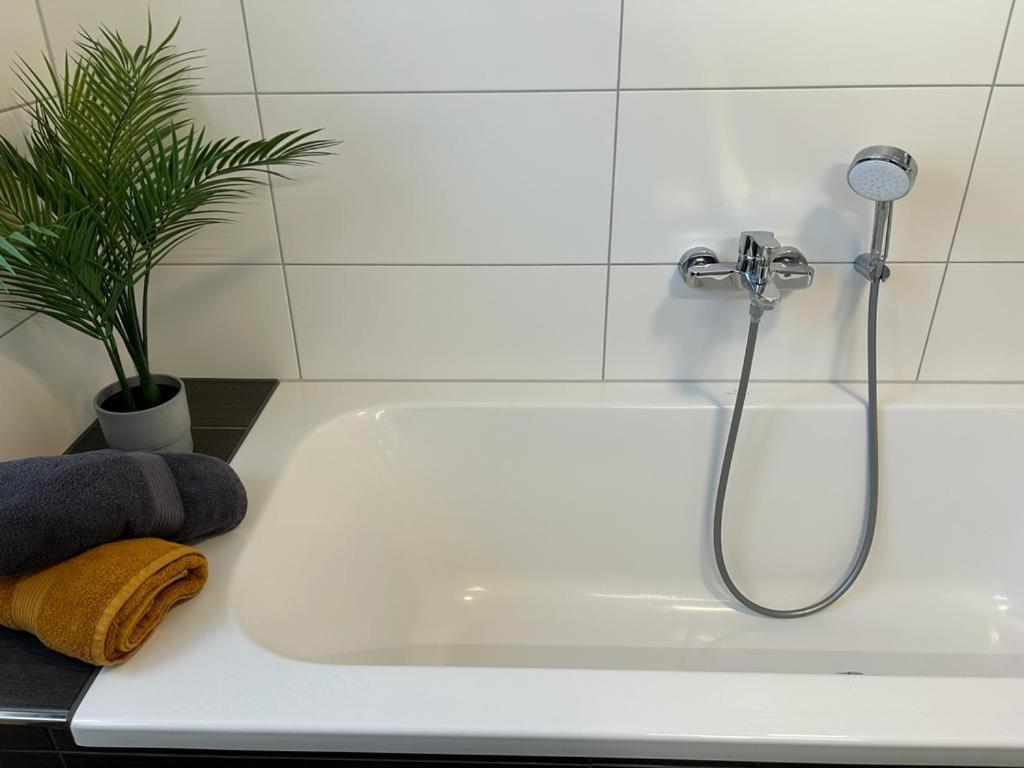 Exklusive Bei Berlin, Bis 5 Gaeste, Grosse Terrasse, Garten Apartment *